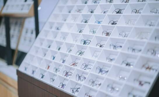 Jak wybrać idealne okulary? Różnorodność stylów i kształtów oprawek