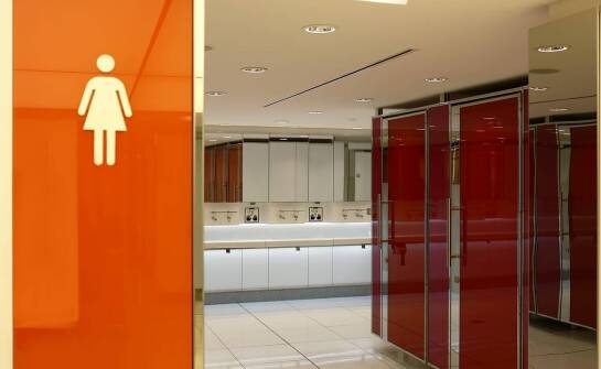 Jak elektronika zwiększa bezpieczeństwo w miejskich toaletach automatycznych?