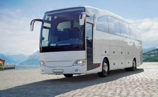 Jakie udogodnienia oferują autokary na wynajem podczas kolacji biznesowych?