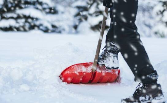 Jakie czynniki wpływają na efektywność odśnieżania dachów?