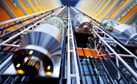 Jakie innowacje technologiczne dotyczą podnośników towarowych?