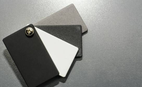 Różnorodność stylów w projektowaniu obudów pilotów do bram