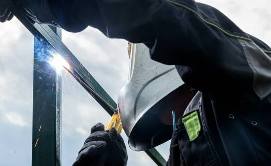 Kluczowe kroki w procesie montażu nowoczesnych hal stalowych