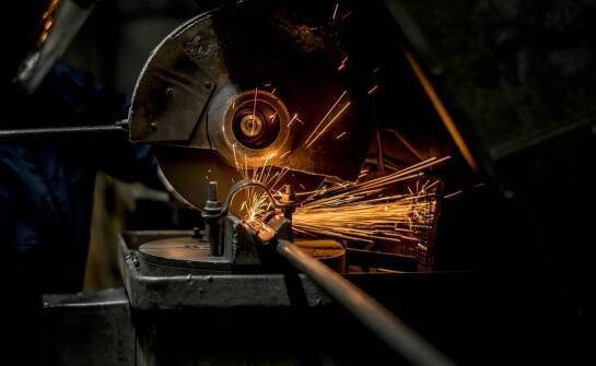 Jakie są wyzwania związane z cięciem dużych średnic prętów kutych?