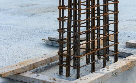 Jakie są kluczowe czynniki wpływające na wybór materiałów do budowy hali produkcyjnej?