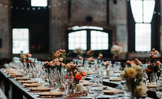 Rola wynajmu dekoracji świątecznych w tworzeniu niezapomnianych doświadczeń klientów