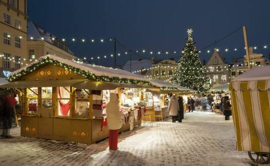 Dekoracje świąteczne w centrach handlowych jako element marketingu wizualnego