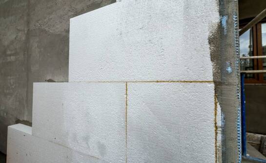 Jakie są kluczowe cechy płyt warstwowych w kontekście trwałości konstrukcji?