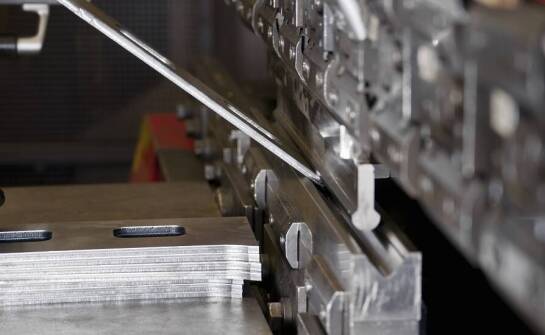 Znaczenie prasy krawędziowej w procesie tworzenia wyposażenia dla gastronomii