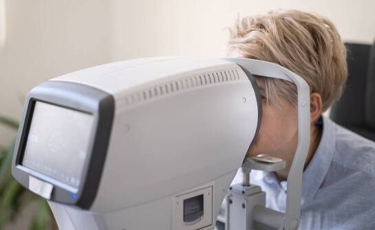 Dlaczego komputerowe badanie wzroku jest kluczowe przy wyborze soczewek kontaktowych?