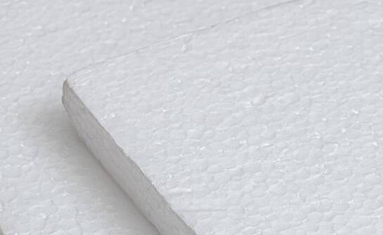 Zastosowanie styropianów spadkowych w nowoczesnych dachach płaskich