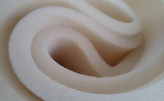 Zastosowanie pianki polietylenowej w przemyśle ceramicznym i szklarskim