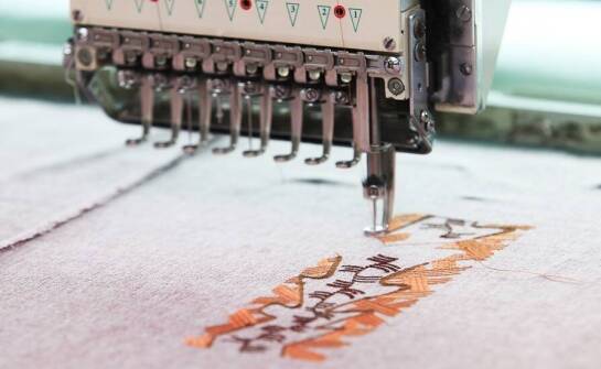 Sztandary haftowane: Jakie korzyści przynosi wykorzystanie mieszanki tkanin?