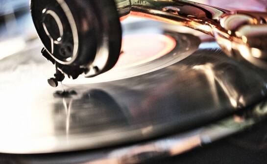 Inspirujące przykłady fotografii na szkle: co warto rozważyć?