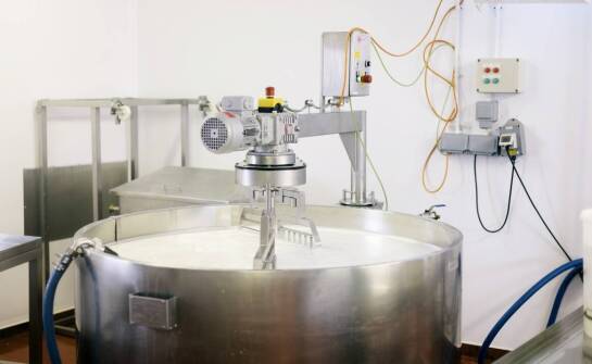 Jakie czynniki wpływają na wybór lokalizacji dla schładzalnika mleka na farmie?