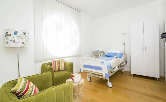 Nowoczesne łóżka dla chorych - jakie funkcje ułatwiają opiekę?