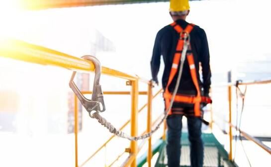 Jak dobierać akcesoria do rusztowań, aby zwiększyć bezpieczeństwo pracy?