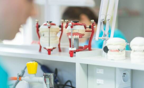 Nowoczesne technologie w protetyce - jak kliniki wykorzystują je dla lepszych efektów?