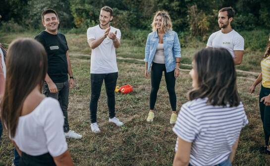 Jakie są korzyści z organizacji imprez plenerowych na polu namiotowym w Wielkopolsce?