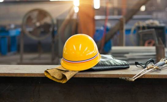 Jak okulary spawalnicze samościemniające zwiększają bezpieczeństwo podczas pracy?