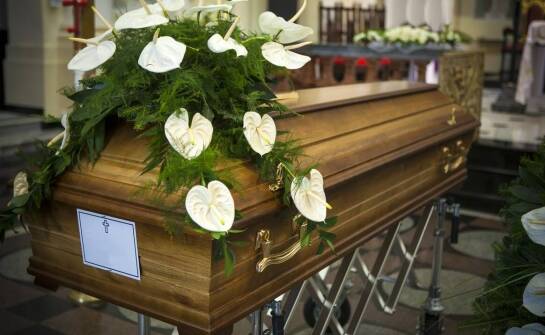 Jakie usługi oferują zakłady pogrzebowe w kontekście międzynarodowego przewozu zmarłych?