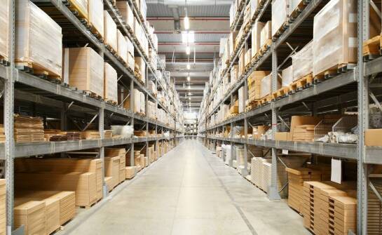 Jakie są różnice w montażu regałów paletowych w różnych branżach?