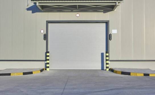 Jakie są kluczowe korzyści z instalacji drzwi serwisowych w firmie?