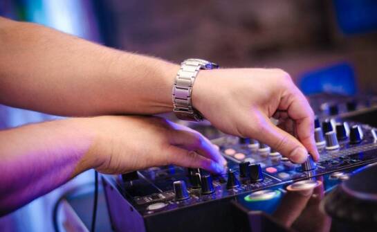 Znaczenie spotkania z dj-em przed weselem – jak dobrze się przygotować?