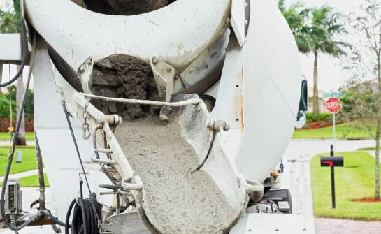 Jak efektywnie zarządzać flotą elektrycznych betoniarek na placu budowy?