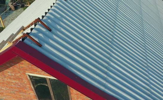 Porównanie blach trapezowych i blach na rąbek pod kątem zastosowania w Otwocku