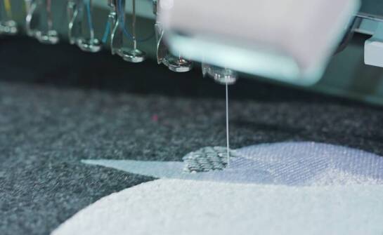 Trwałość i estetyka: kluczowe aspekty produkcji sztandarów haftowanych