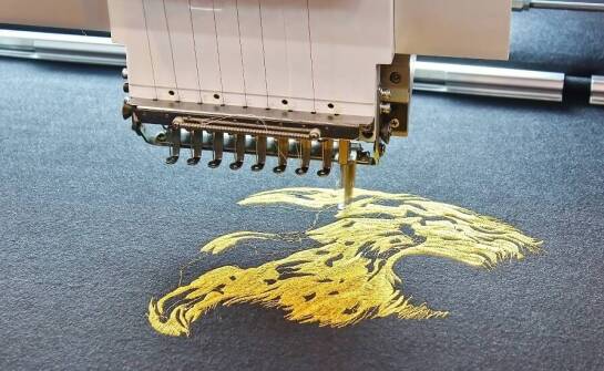 Jak haft komputerowy wpływa na precyzję detali na sztandarach?