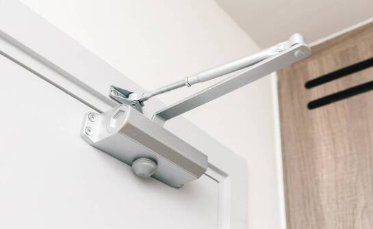 Jakie korzyści niosą ze sobą zautomatyzowane systemy w drzwiach?