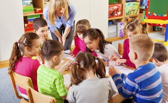 Integracyjne podejście do nauki w przedszkolu: Jak rozwijać współpracę między dziećmi?