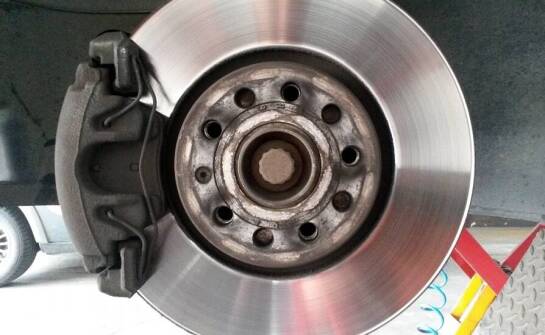 Proces regeneracji tarcz i bębnów hamulcowych w samochodach osobowych
