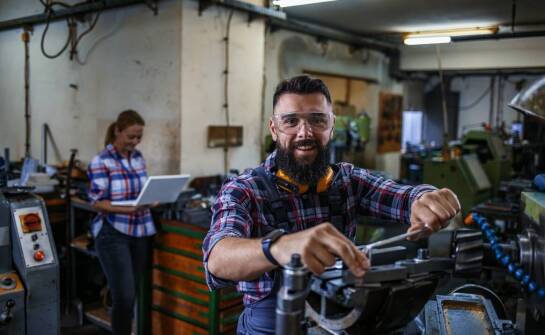Wpływ zatrudniania pracowników z Ukrainy na wydajność produkcji obróbki metalu