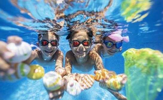 Jak nauczyciele pływania wspierają adaptację niemowląt do wody?