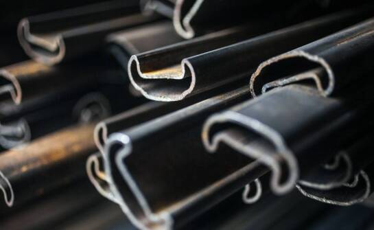 Rola stalowych szablonów w redukcji odpadów podczas procesu klejenia