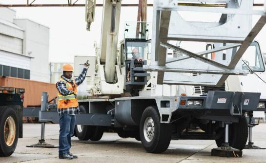 Wynajem podnośników koszowych a bezpieczeństwo pracy na wysokościach