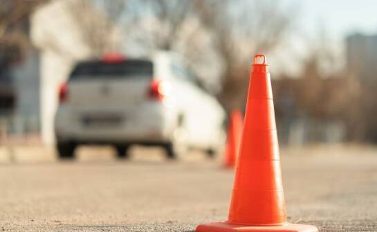 Jakie są kluczowe aspekty nauki jazdy na placu manewrowym?