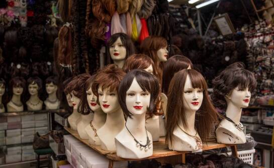 Czy peruki naturalne są odpowiednie na każdą porę roku?