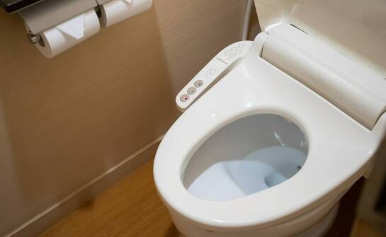 Deski sedesowe automatyczne – idealne rozwiązanie dla osób starszych i z ograniczeniami ruchowymi