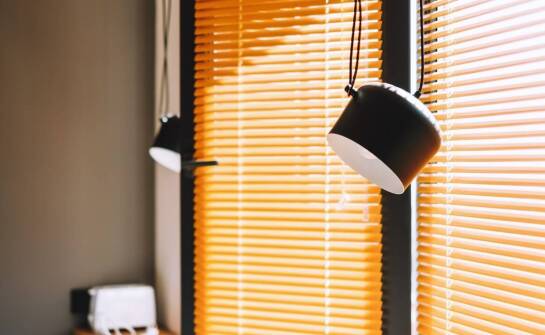 Korzyści z wyboru modnych rolet okiennych w przestrzeniach biurowych