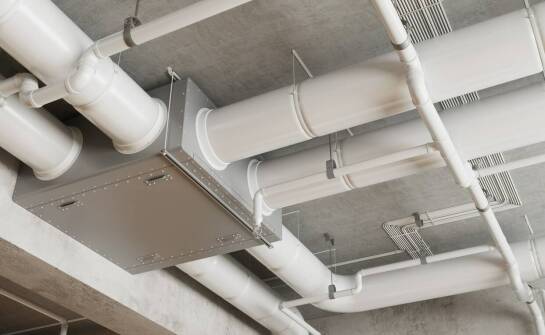 Porównanie efektywności różnych systemów wentylacji przemysłowej