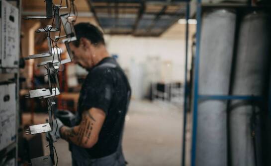 Optymalizacja procesu malowania proszkowego dla długich elementów stalowych