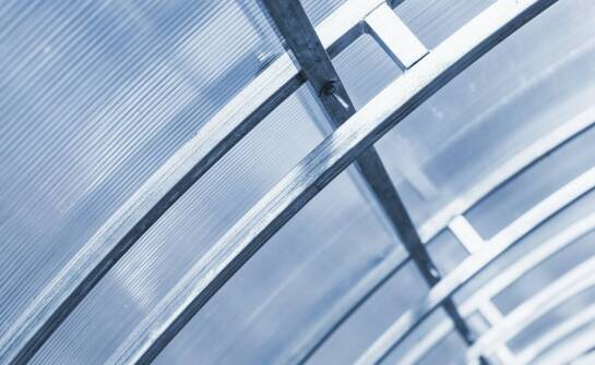 Poliwęglan lity jako materiał do produkcji osłon przeciwsłonecznych – zalety i zastosowania