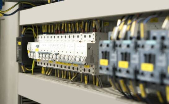 Rola przycisków sterowniczych w procesach produkcyjnych