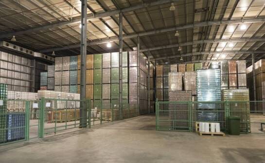 Jak sztaplowane pojemniki plastikowe optymalizują przestrzeń magazynową?