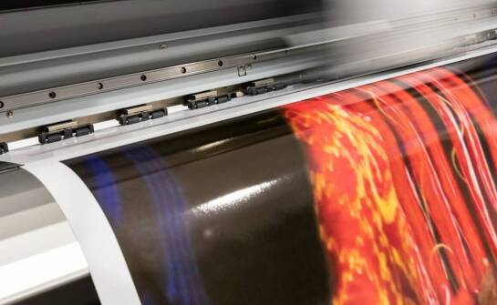 Witryny reklamowe a techniki druku wielkoformatowego – co warto wiedzieć?