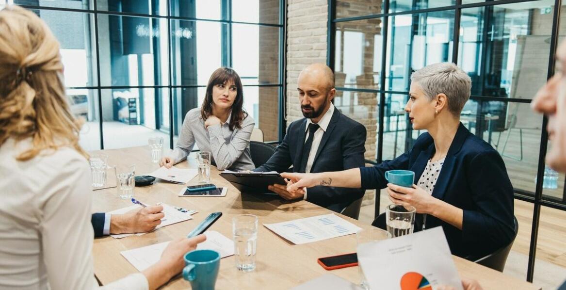 Jakie kompetencje są niezbędne w pracy specjalisty ds. odzyskiwania długów?